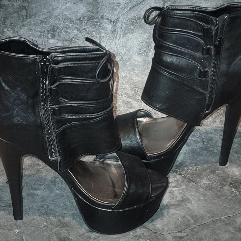 Peep toe platform pumps